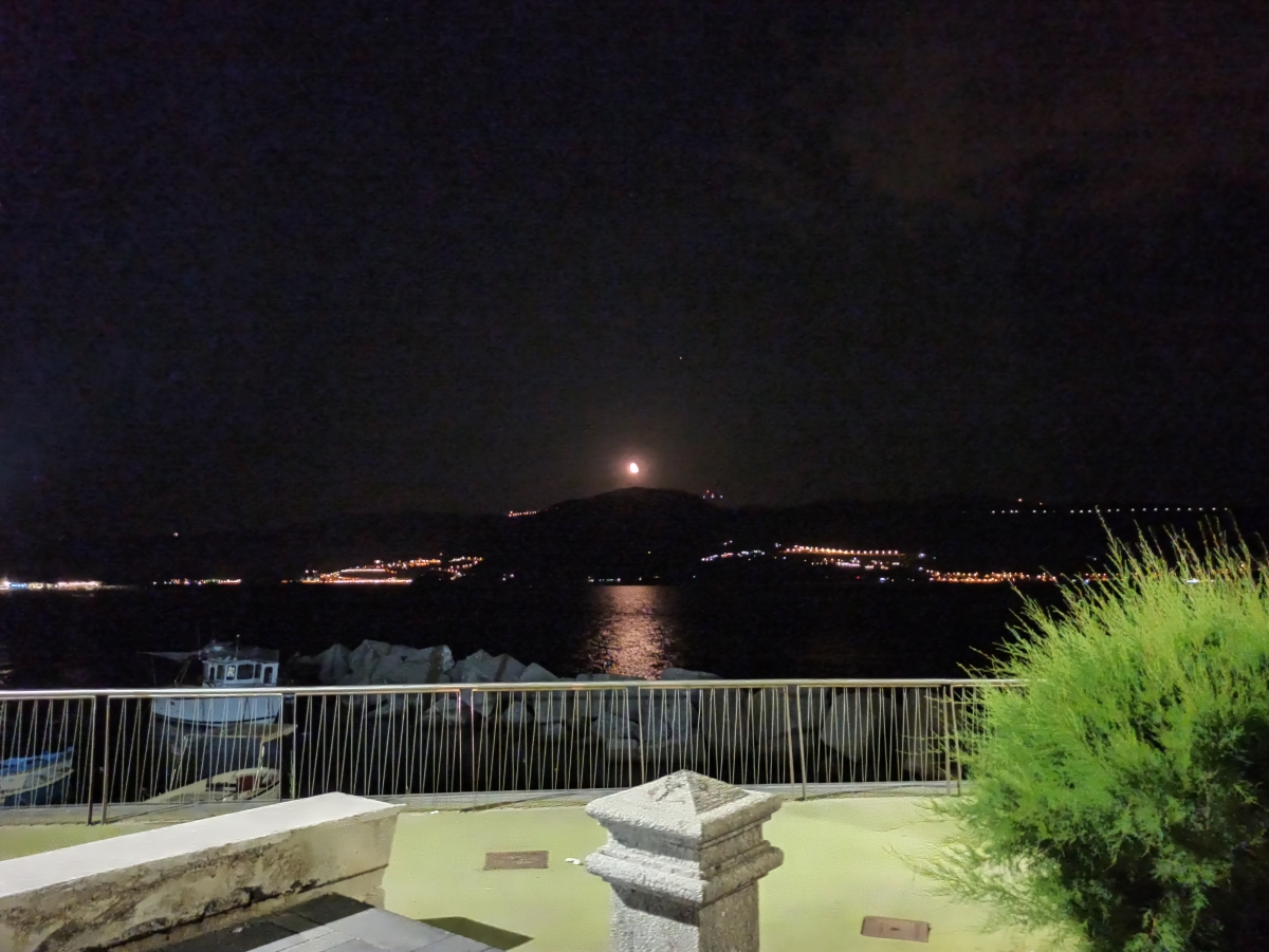 Scatto notturno in riva allo Stretto di Messina
