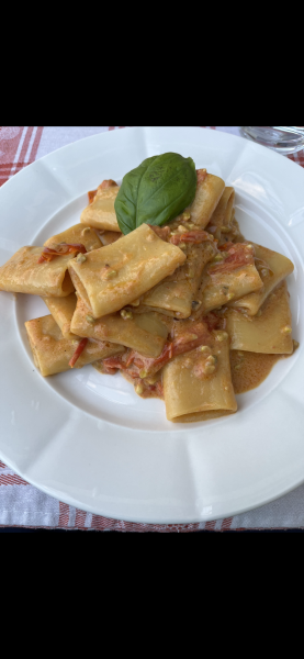 Paccheri pesto di pistacchi e pomodorini