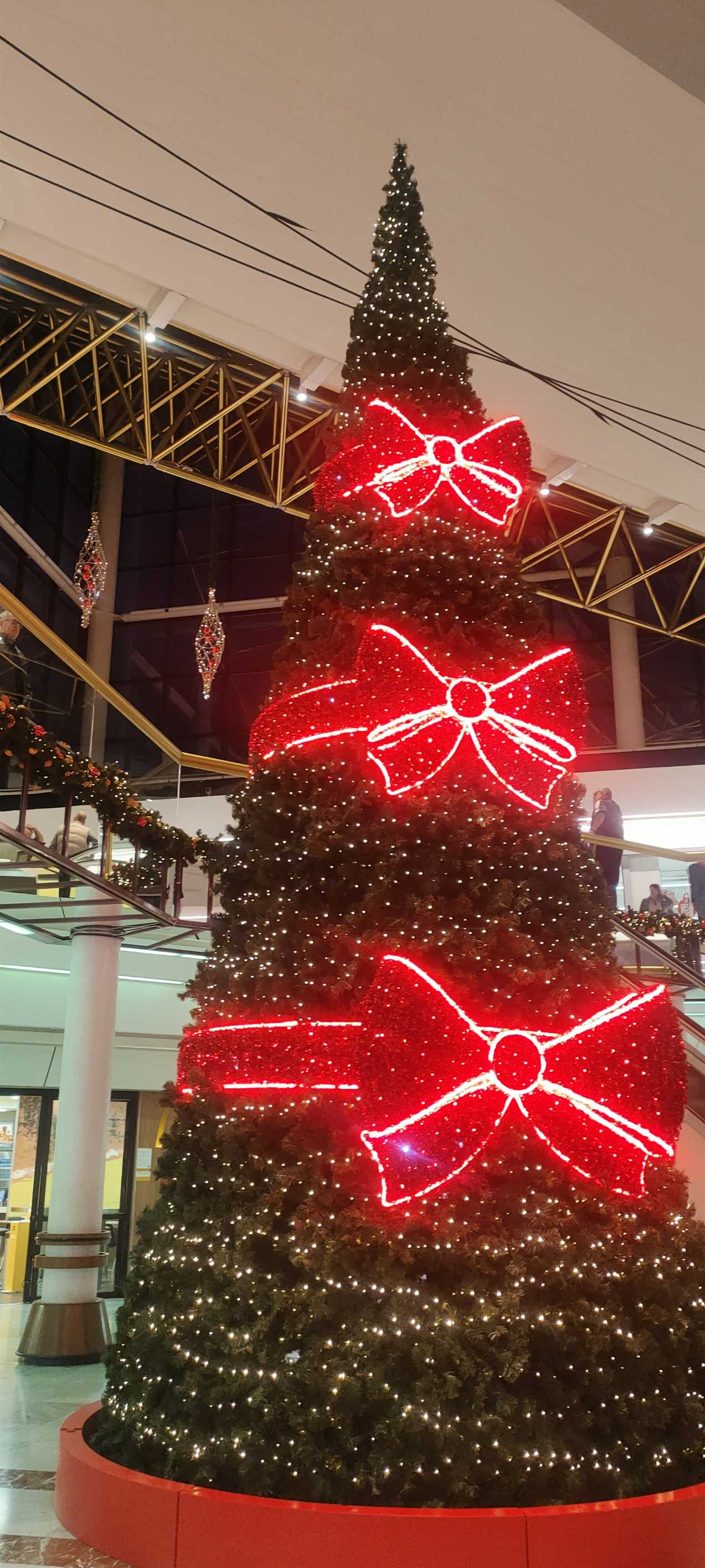 Buona giornata a tutti voi.A Roma dentro i centri commerciali è Natale 😀😀