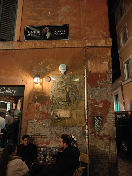 Street art pe Roma de notte
