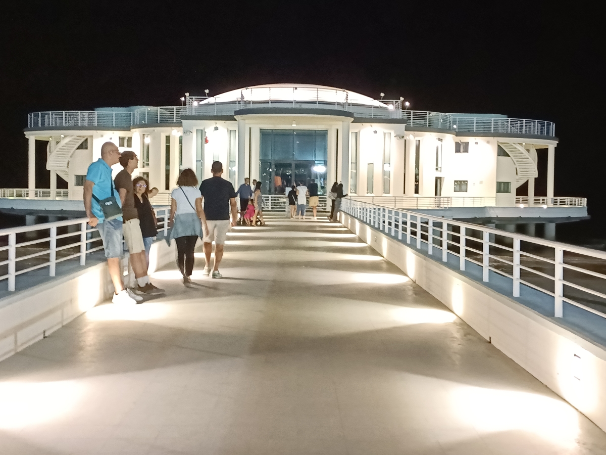 Una rotonda sul mare